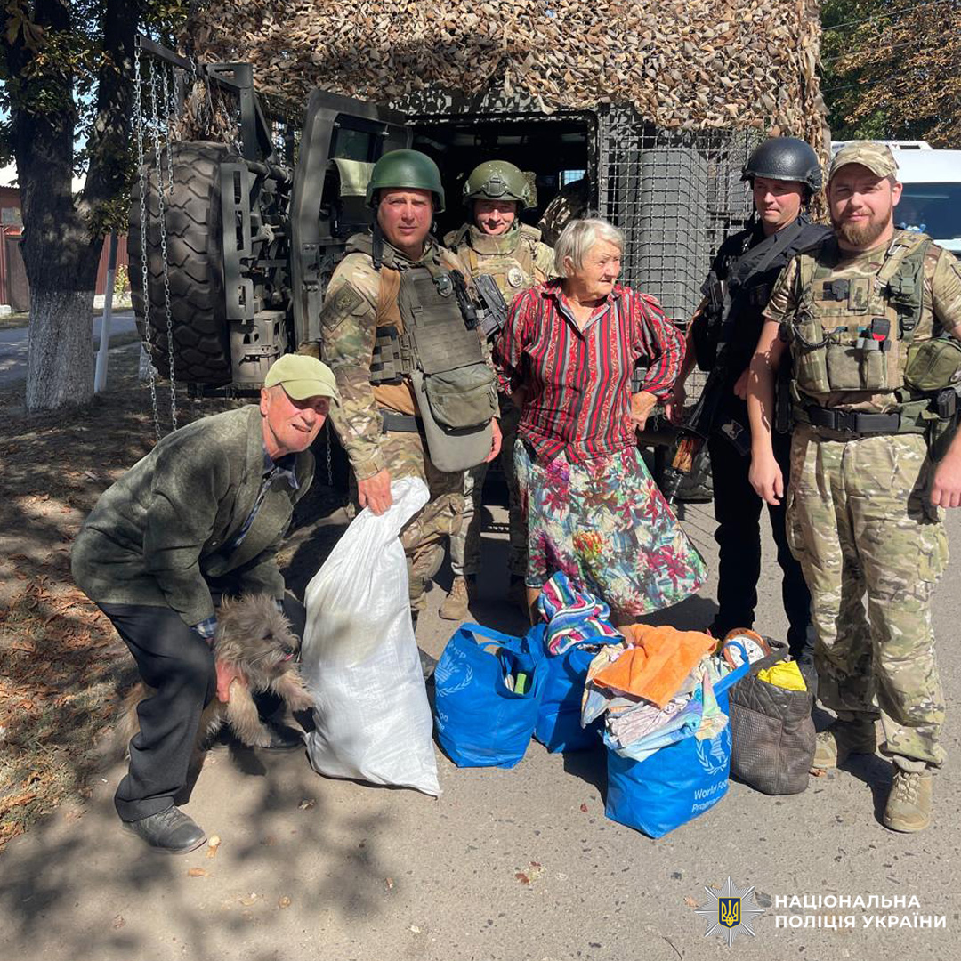 Поліція продовжує здійснювати обов’язкову евакуацію людей з населених пунктів Куп’янського району