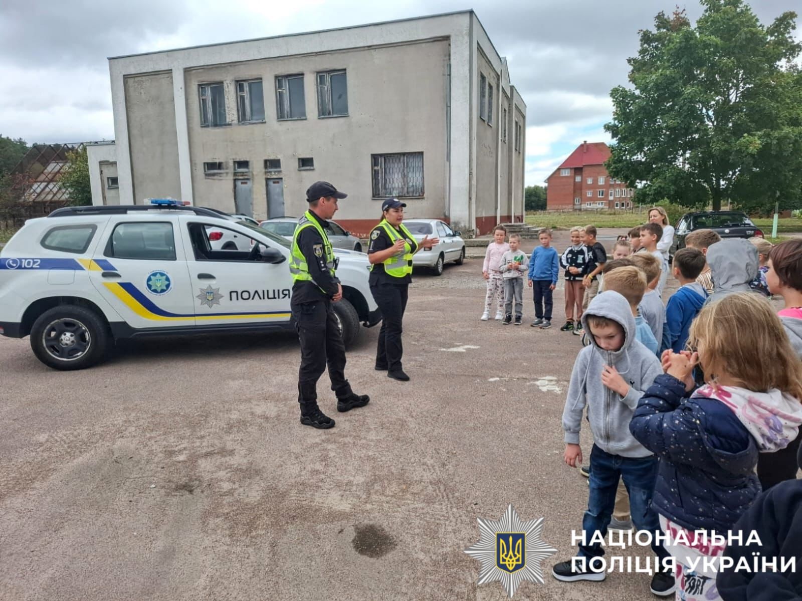 На фото зображений процес проведення заняття із дітьми. Поліцейські розповідають дітям про зазначену у статті інформацію.