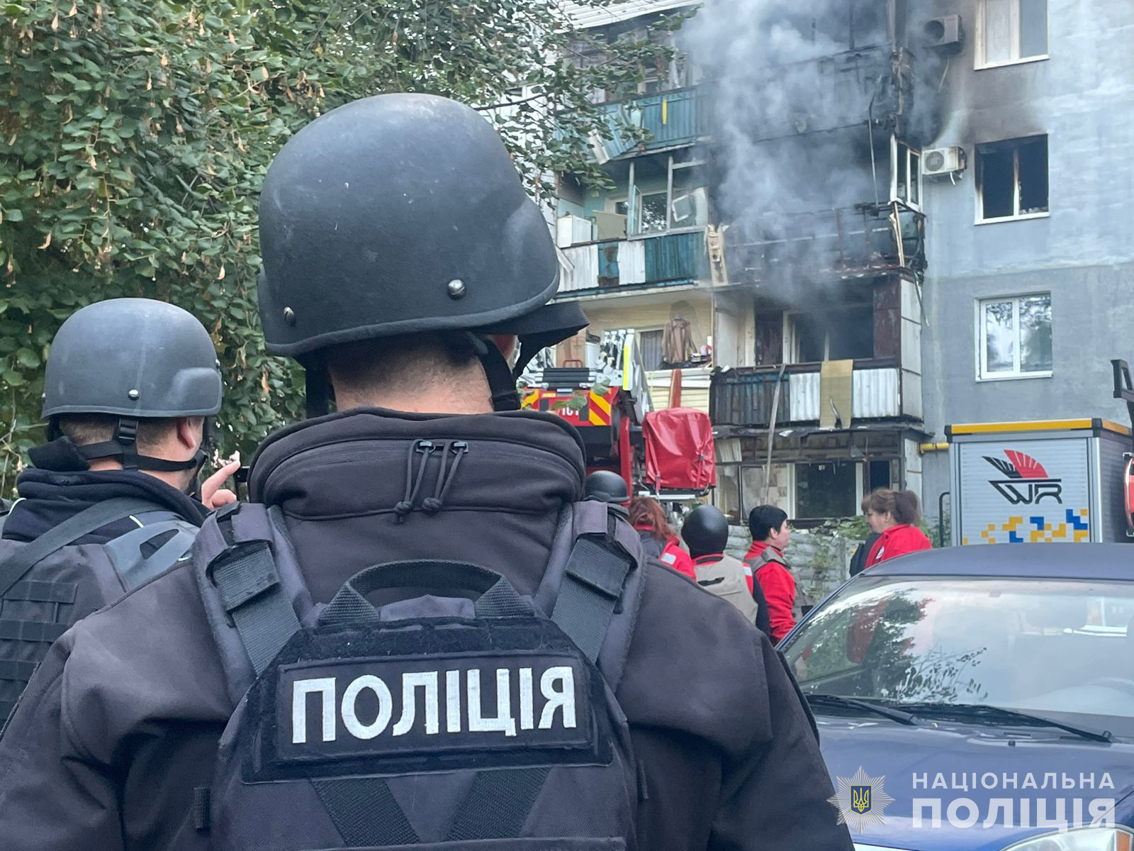 Поліцейські працюють на місці обстрілу
