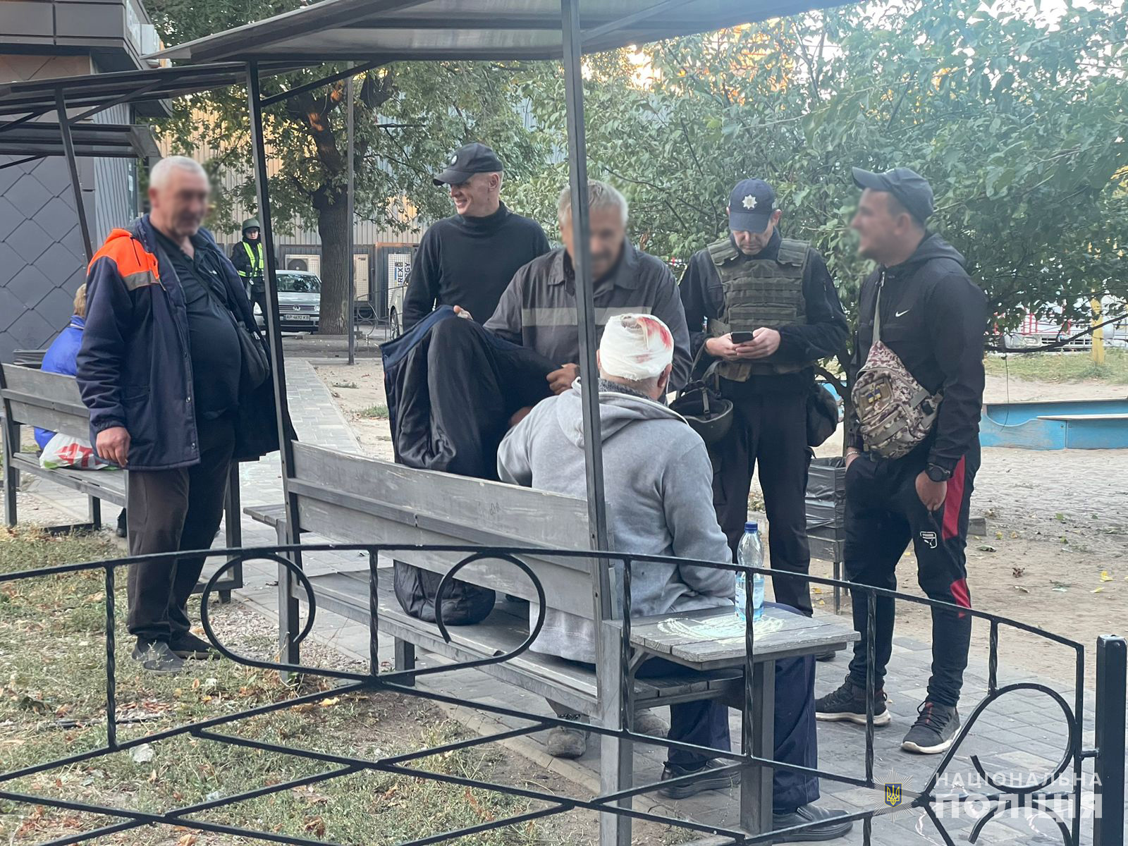 Поліцейські працюють на місці обстрілу
