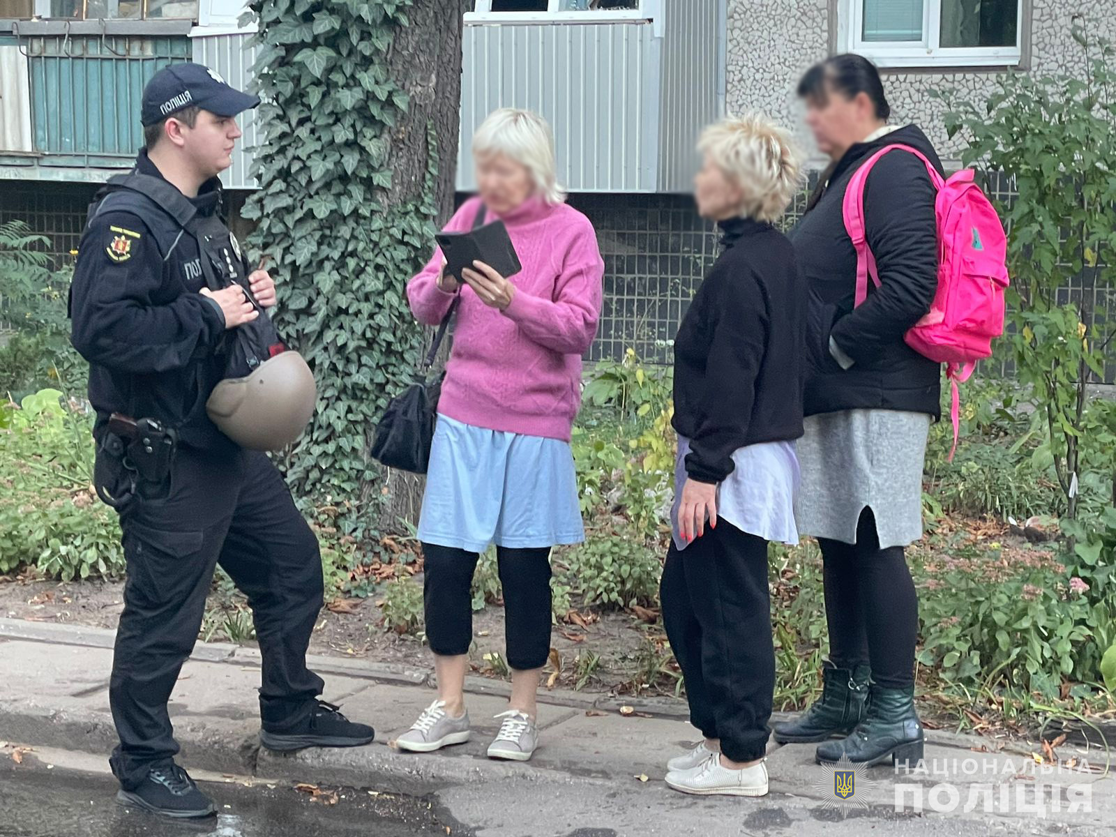 Поліцейські працюють на місці обстрілу