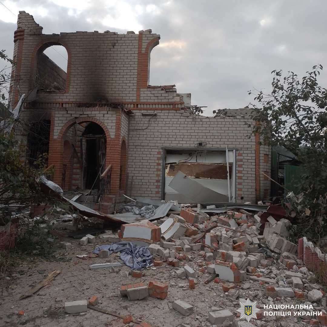 Зруйнований будинок із обваленим дахом і стінами, поруч розкидані уламки.