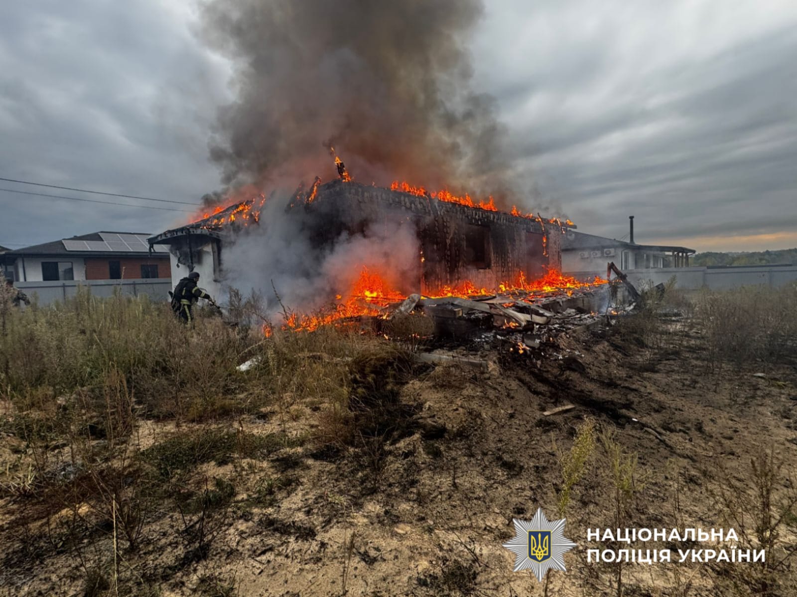 На фото зображена палаюча будівля. Фото з місця події.