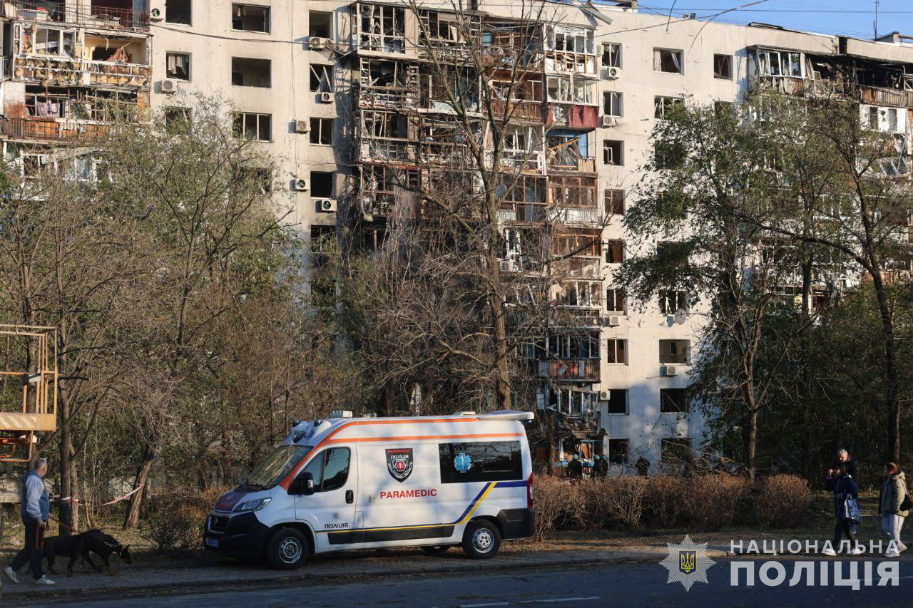 Автомобіль парамедиків поліції біля місця ворожого удару