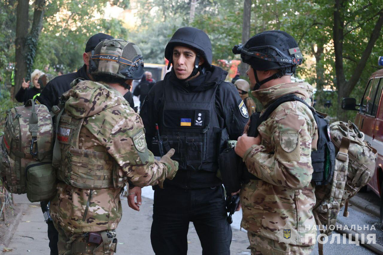 Парамедики поліції та начальник територіального підрозділу Максим Скиртач