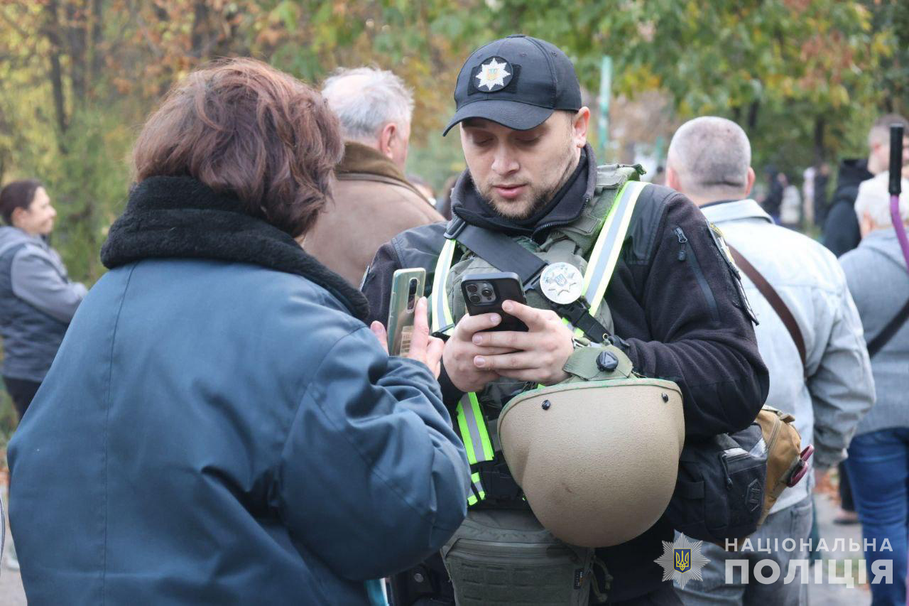 Поліцейський спількується з громадянкою