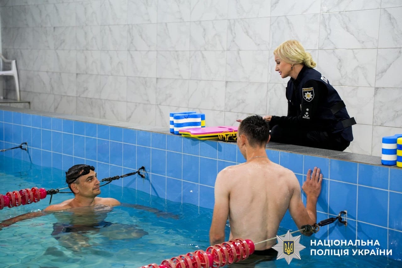 Психолог поліції працює з пораненими захисниками під час водної реабілітації
