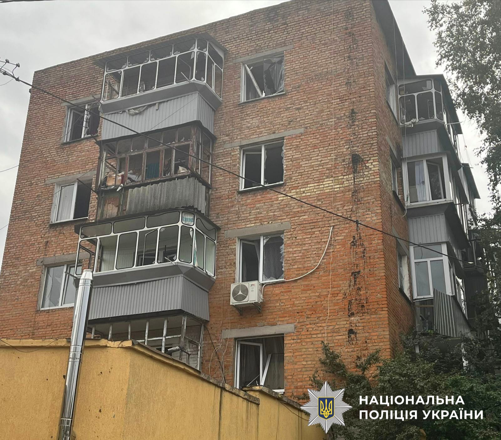 На фото зображений багатоповерховий пошкоджений будинок.