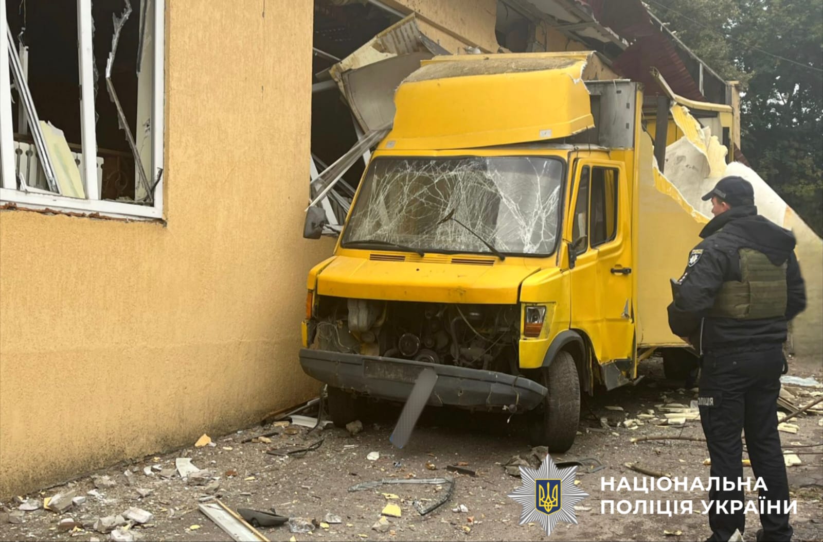 На фото зображений пошкоджений автомобіль.