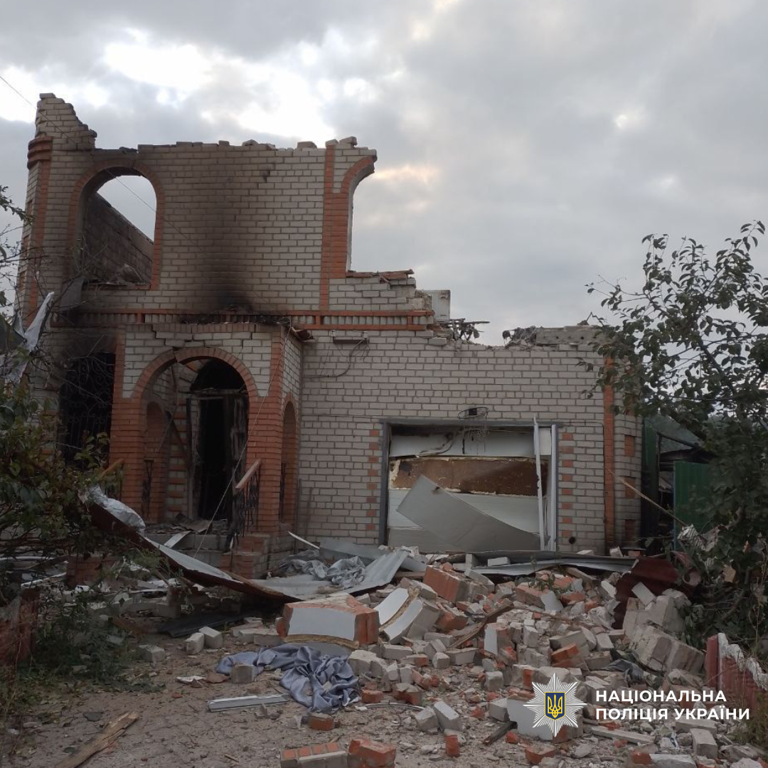 Зруйнований будинок внаслідок обстрілу рф