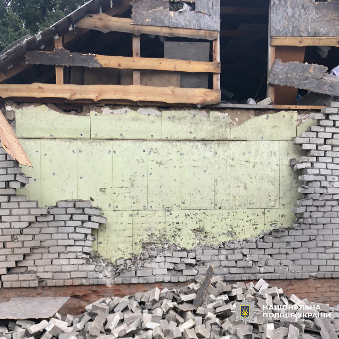 Зруйнований будівля внаслідок обстрілу рф