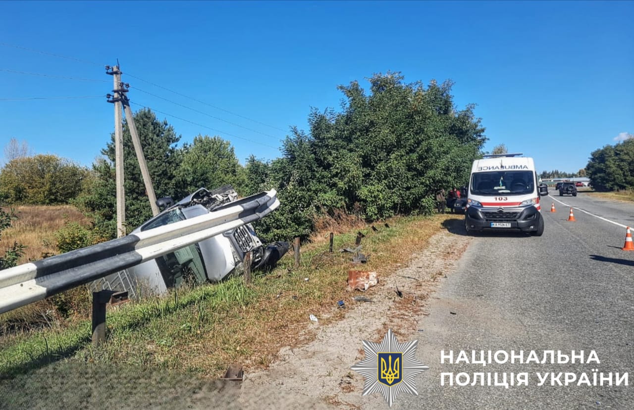 Фото з місця ДТП: зображено перекинутий автомобіль.