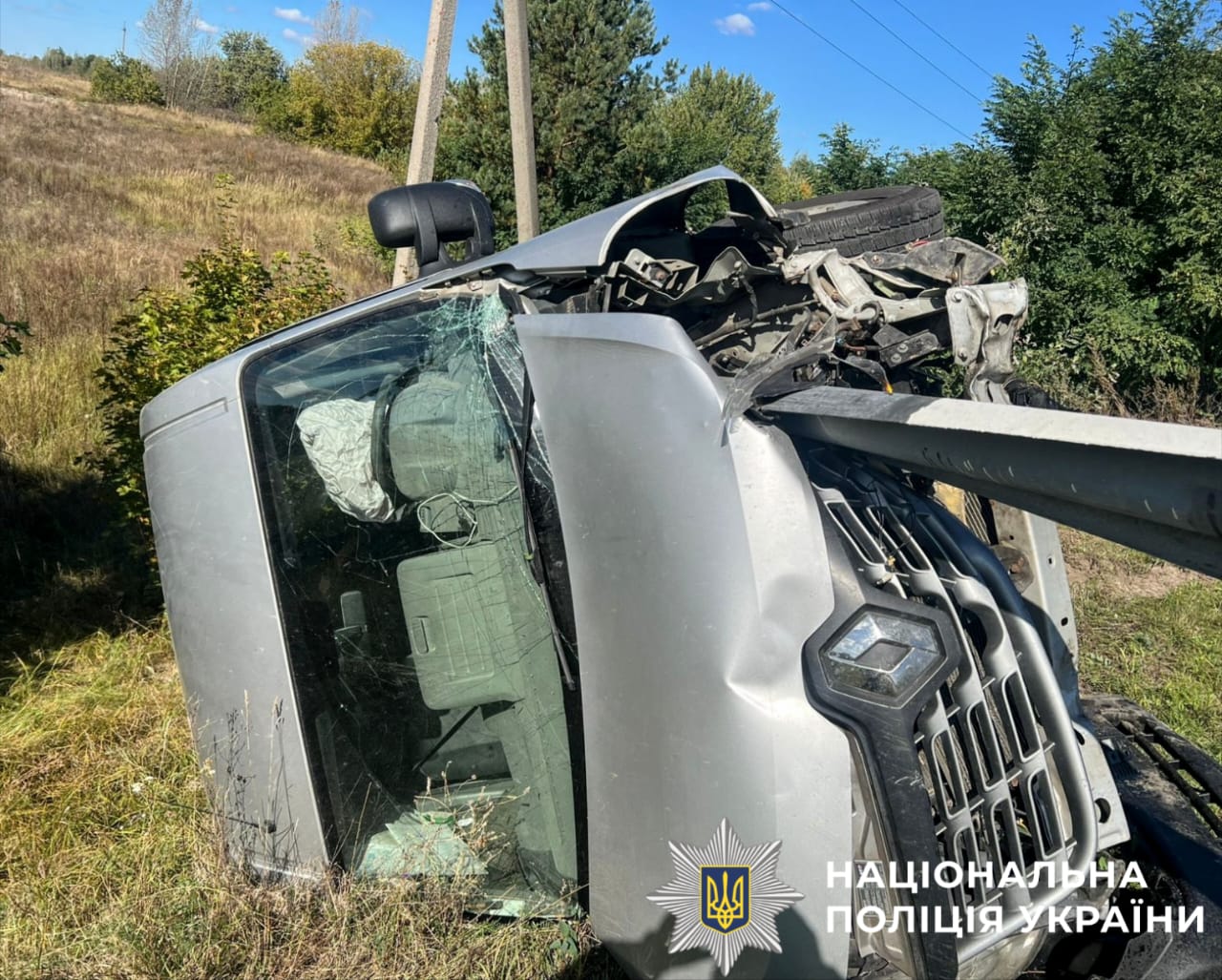 Фото з місця ДТП: зображено перекинутий автомобіль.