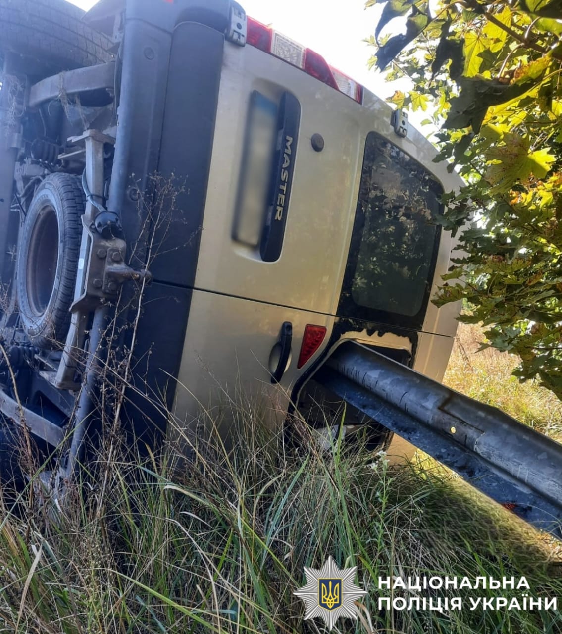 Фото з місця ДТП: зображено перекинутий автомобіль.