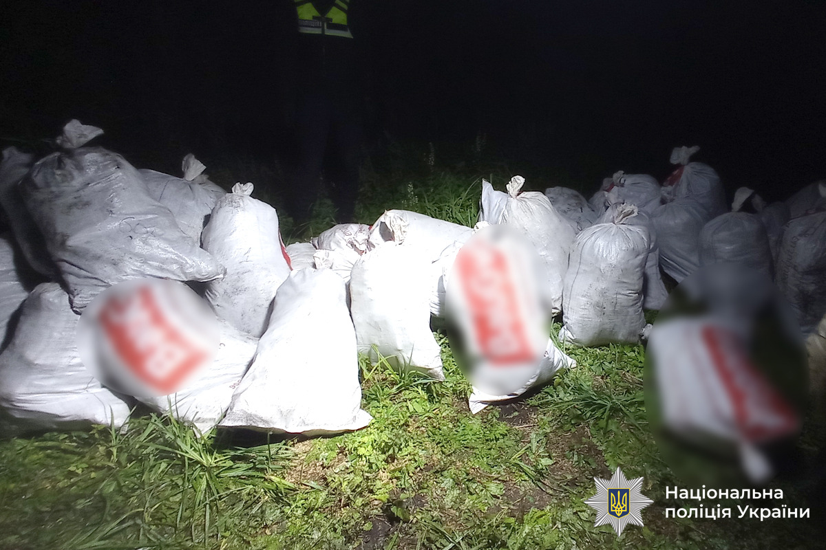 Мішки, наповнені коноплями
