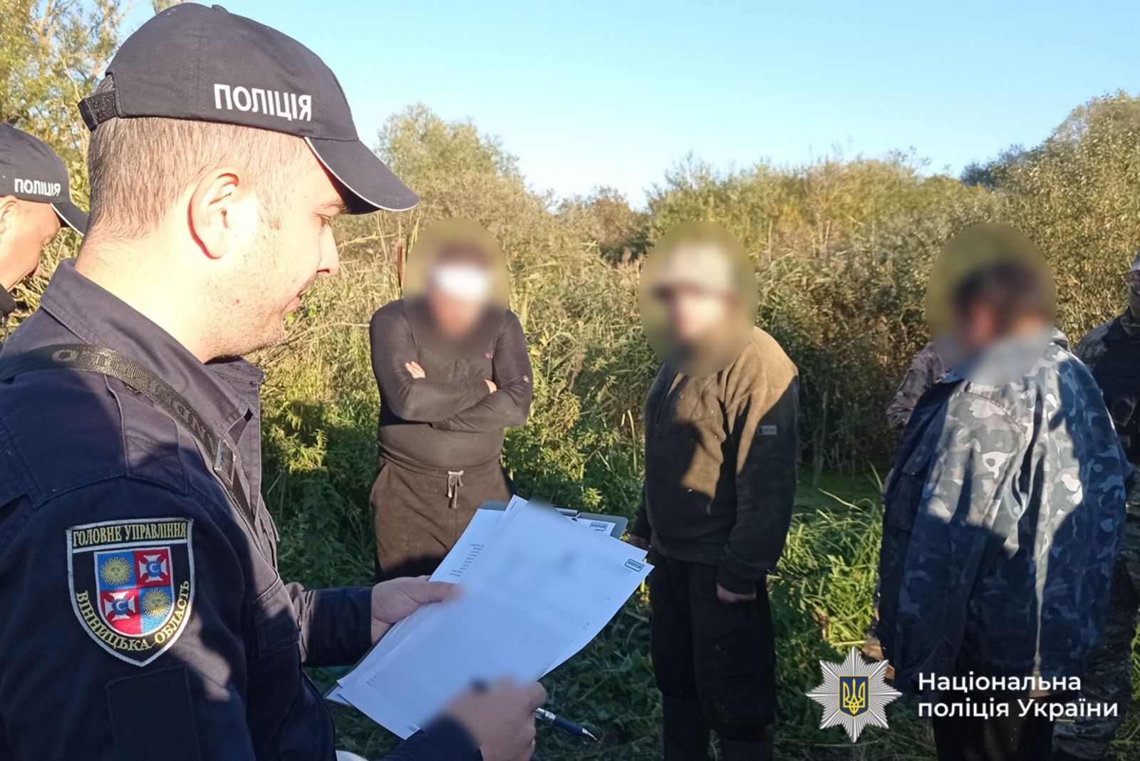 Поліцейський повідомляє про підозру особам, які займались наркоторгівлею