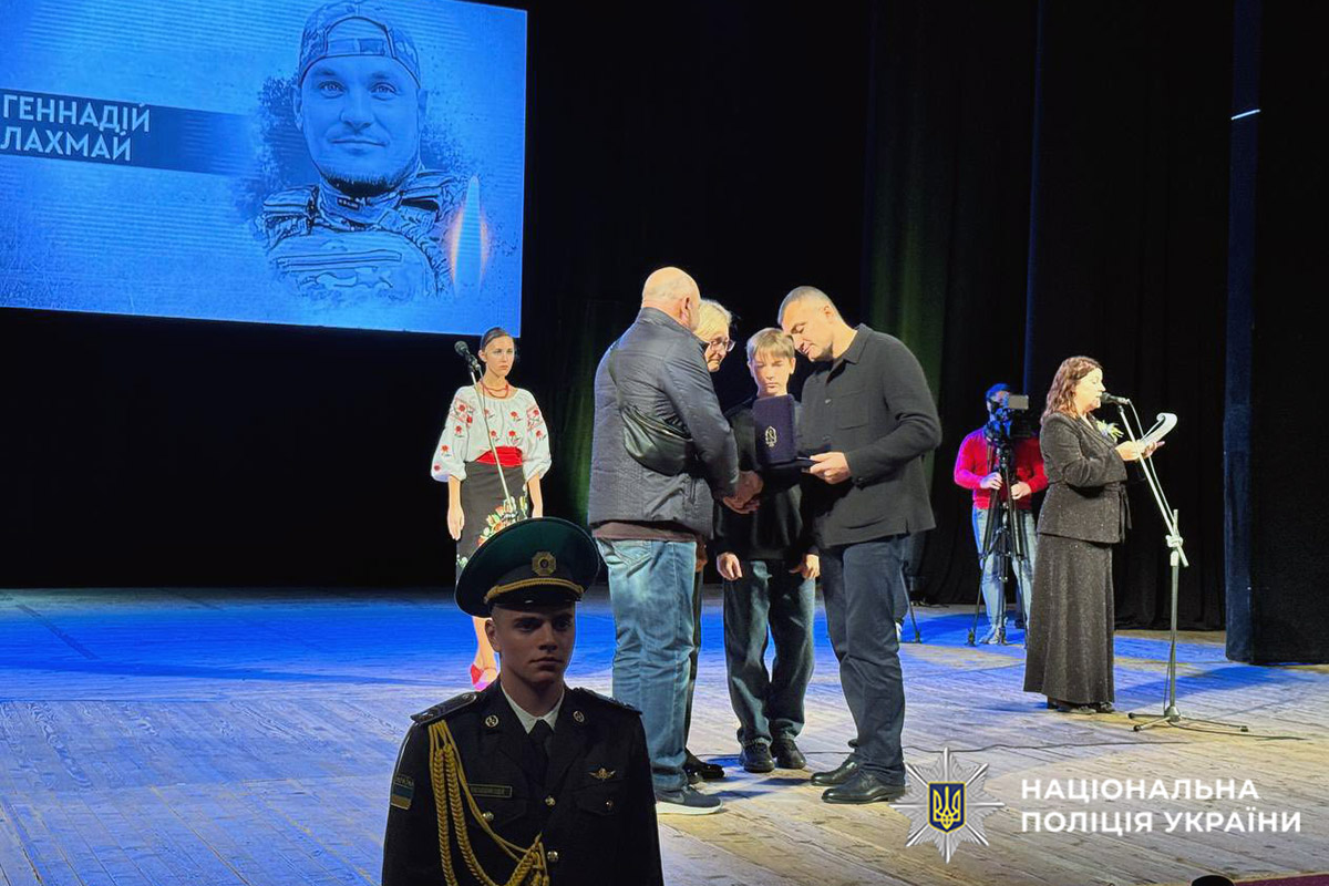 Мер міста Олександр Симчишин вручає нагороду родичам загиблого поліцейського Геннадія Лахмая