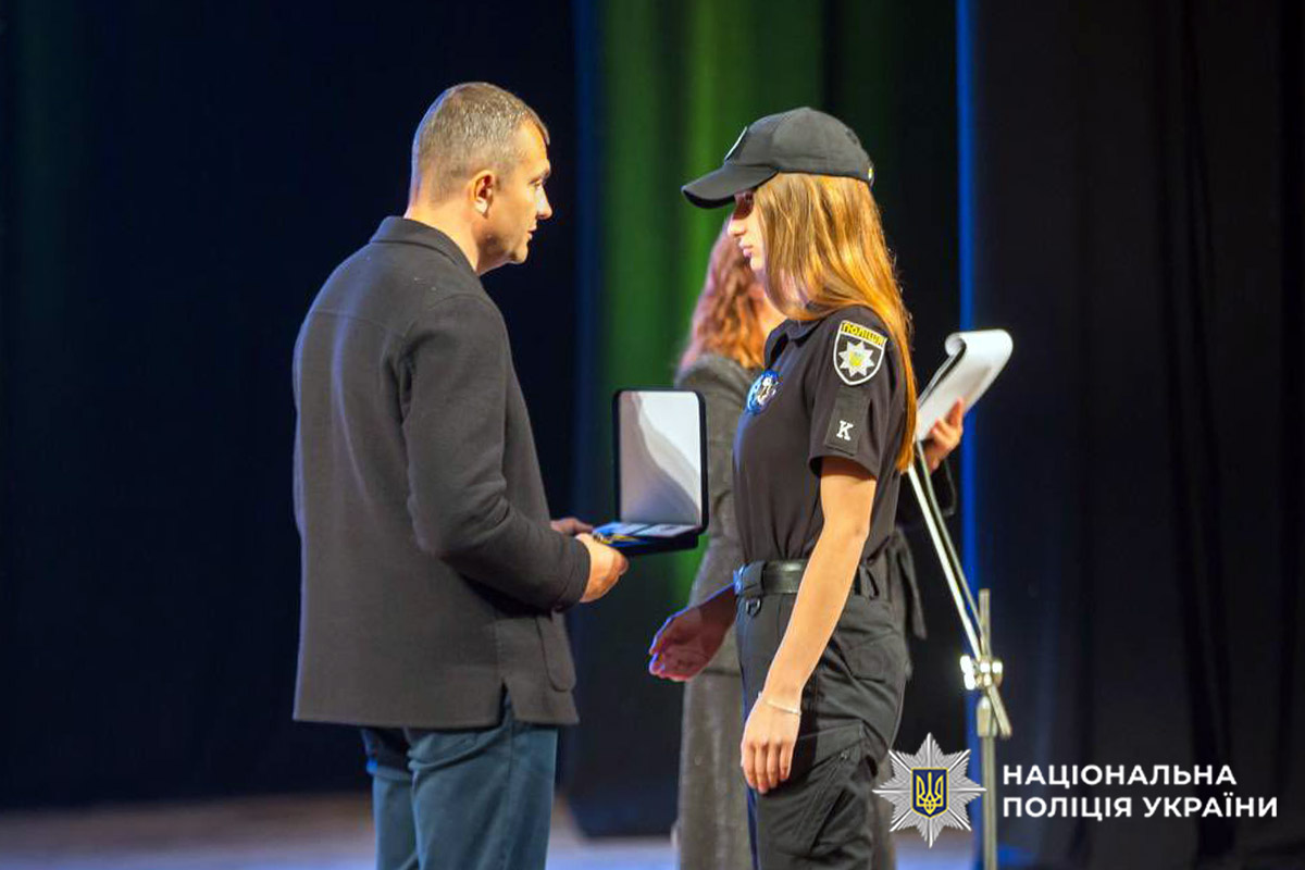Мер міста Олександр Симчишин вручає нагороду родичам загиблого поліцейського Геннадія Лахмая
