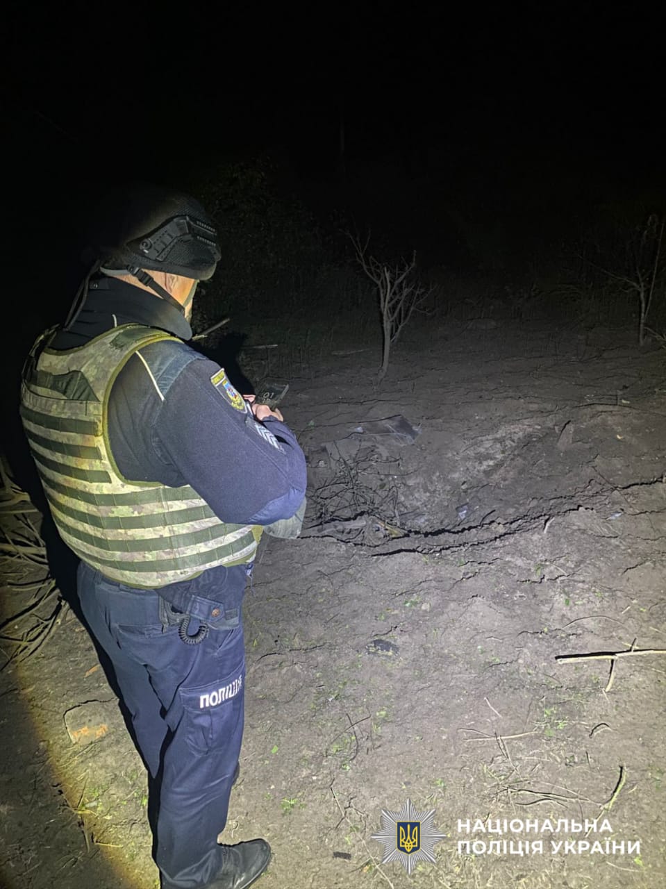 На фото зображений поліцейський, який стоїть спиною напроти прірви. Фото з місця прильоту.