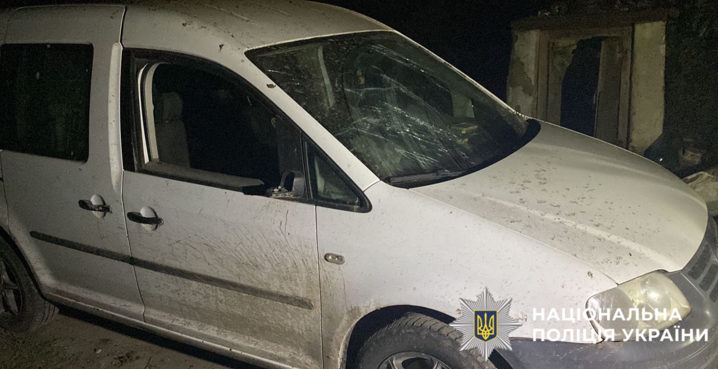 На фото зображений пошкоджений автомобіль. Фото з місця прильоту.