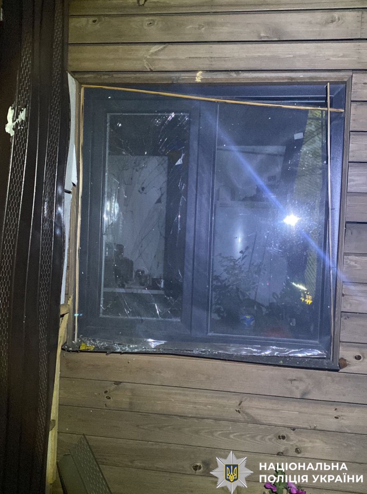 На фото зображене пошкоджене вікно житлового будинку. Фото з місця пррильоту.