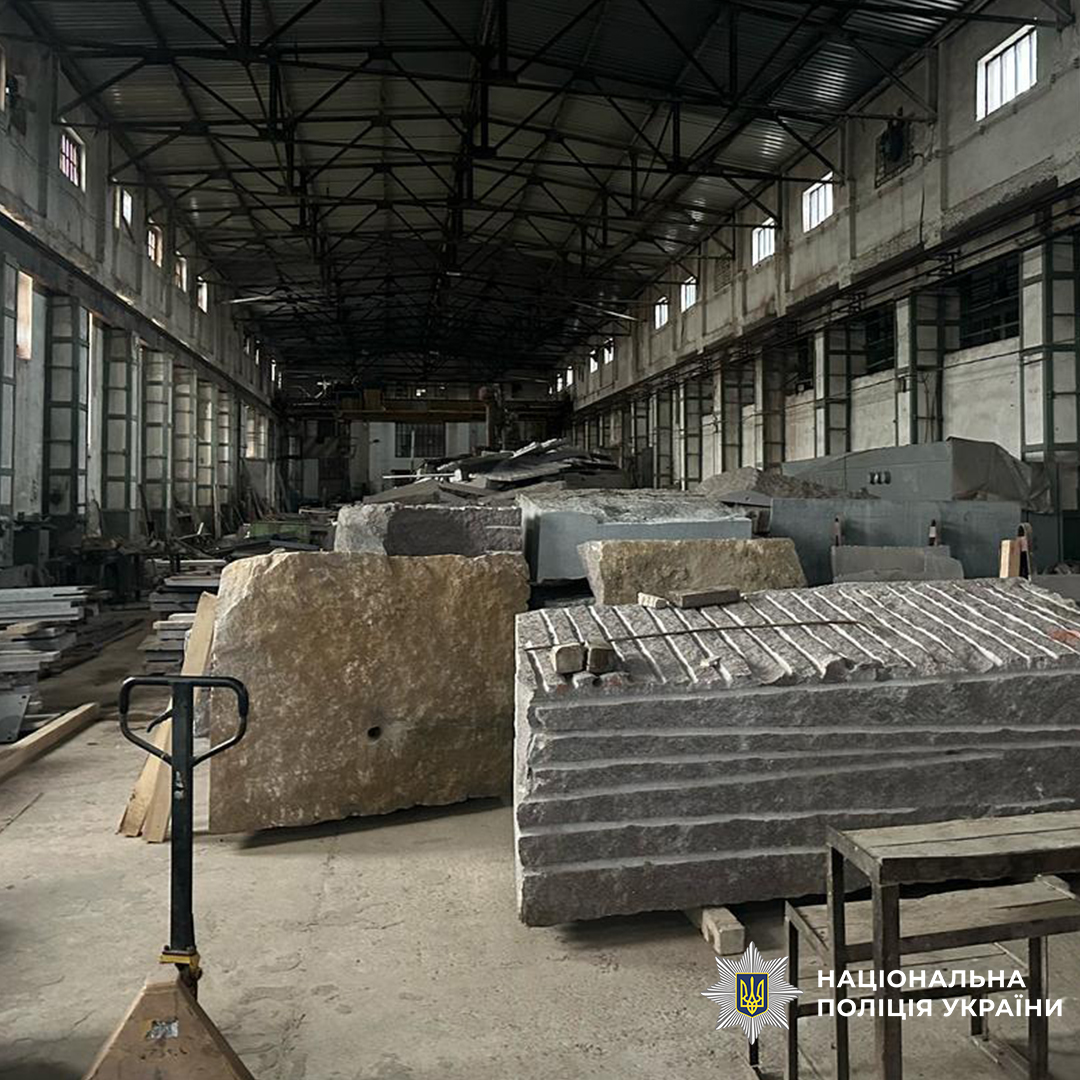 Склад з гранитним камінням