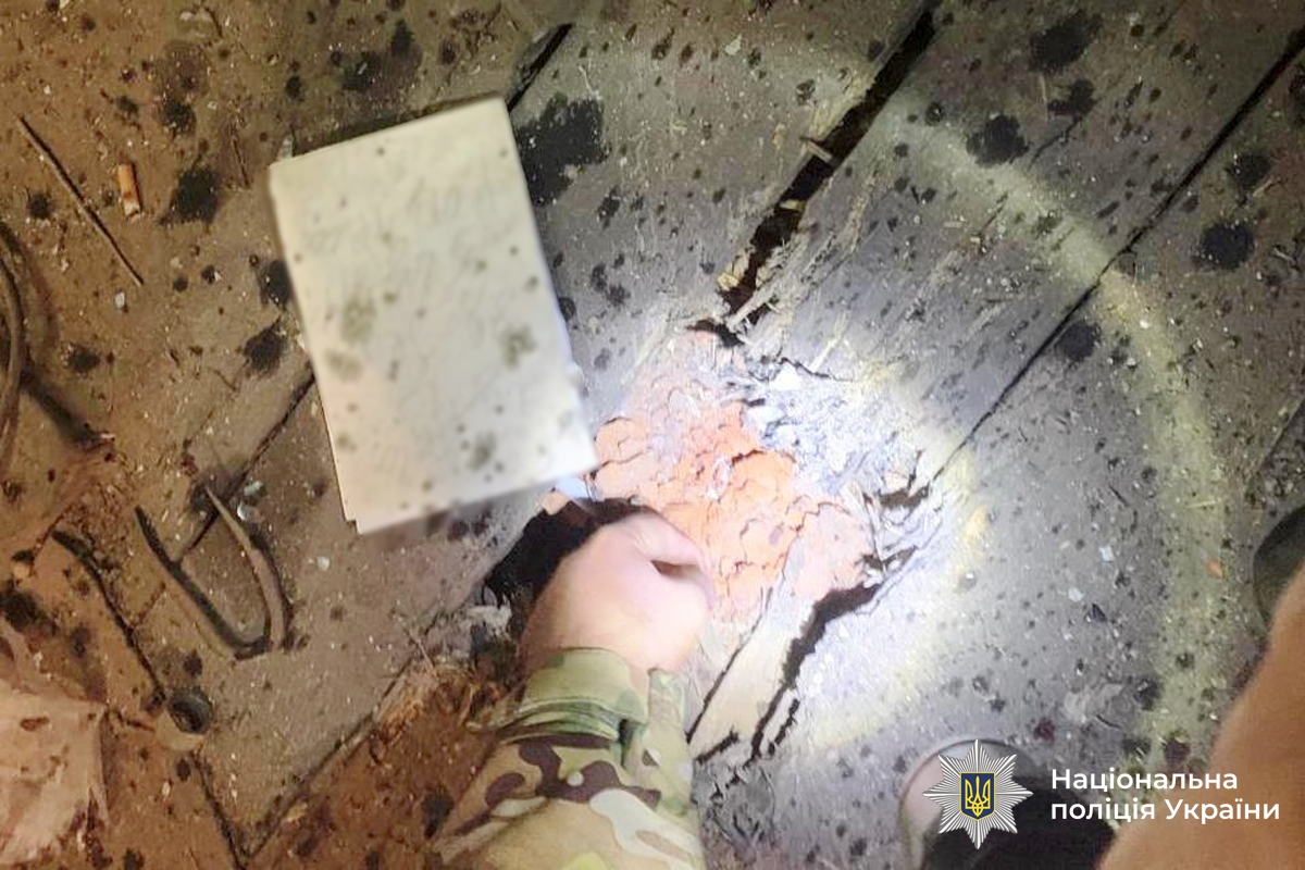 Злочин стався в ніч з 28 на 29 вересня в Тиврівській громаді Вінницького району. Під час суперечки 42-річний зловмисник кинув гранату у будинок опонента, де перебував, окрім господаря помешкання, ще один чоловік. Обох потерпілих госпіталізовано.

За попередніми даними слідства, затриманий прийшов до будинку одного з потерпілих, де між ними виник конфлікт на ґрунті давніх неприязних відносин. Суперечка переросла у бійку, після чого зловмисник дістав гранату та кинув її у приміщення. Вчинивши злочин, він утік, згодом фігуранта затримали поліцейські за місцем проживання.

Потерпілі, чоловіки віком 34 та 39 років, перебувають у лікарні. Загрози їхньому життю немає.

За процесуального керівництва Тиврівського відділу Вінницької окружної прокуратури зловмиснику повідомлено про підозру за ч. 2 ст. 15, п.п 1, 5 ч. 2 ст. 115 Кримінального кодексу України (замах на вбивство двох осіб) та вирішується питання щодо обрання запобіжного заходу. Санкція статті передбачає до 15 років позбавлення волі або довічне ув’язнення.

Тип вибухового пристрою та джерело його походження встановлюється.