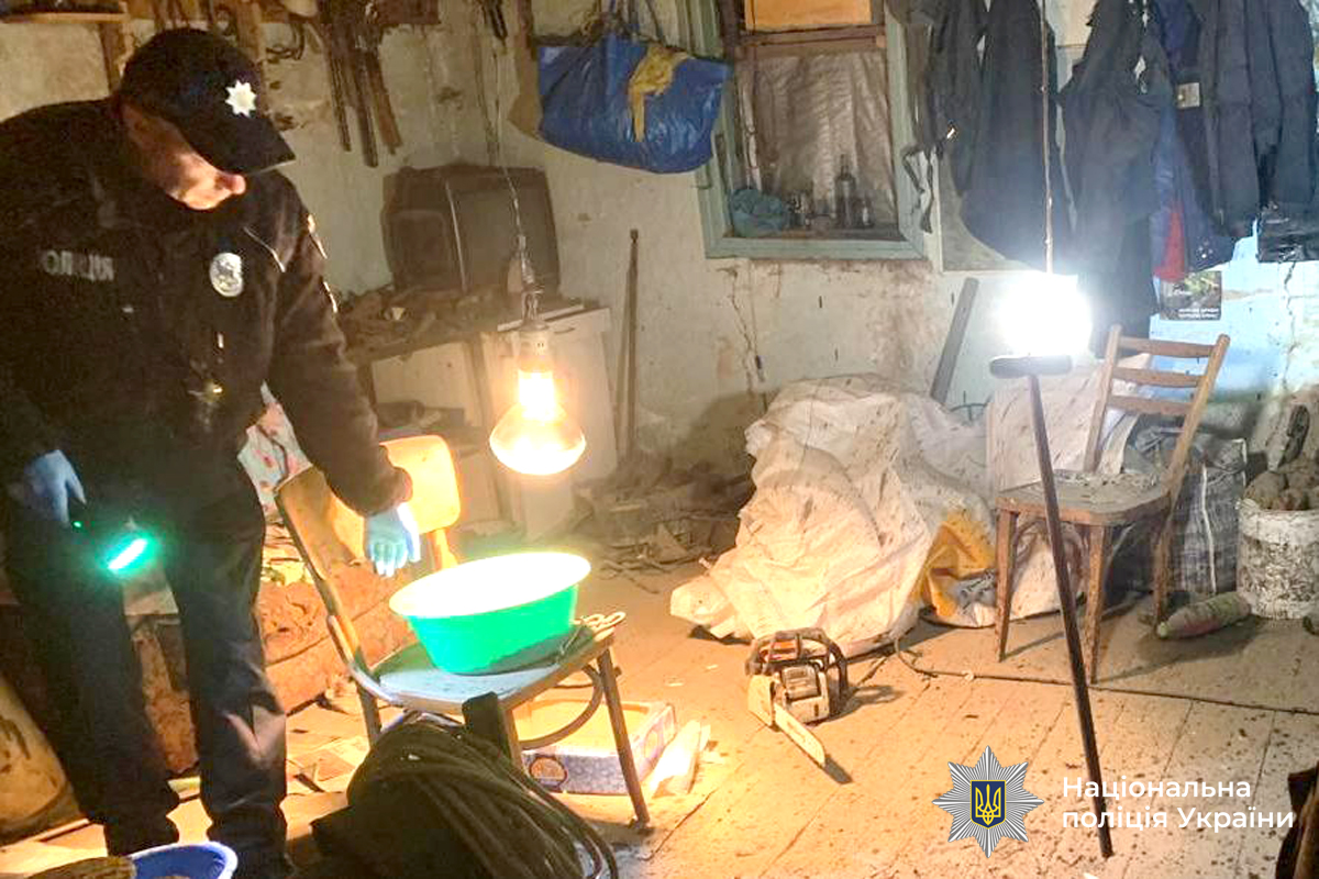 Злочин стався в ніч з 28 на 29 вересня в Тиврівській громаді Вінницького району. Під час суперечки 42-річний зловмисник кинув гранату у будинок опонента, де перебував, окрім господаря помешкання, ще один чоловік. Обох потерпілих госпіталізовано.

За попередніми даними слідства, затриманий прийшов до будинку одного з потерпілих, де між ними виник конфлікт на ґрунті давніх неприязних відносин. Суперечка переросла у бійку, після чого зловмисник дістав гранату та кинув її у приміщення. Вчинивши злочин, він утік, згодом фігуранта затримали поліцейські за місцем проживання.

Потерпілі, чоловіки віком 34 та 39 років, перебувають у лікарні. Загрози їхньому життю немає.

За процесуального керівництва Тиврівського відділу Вінницької окружної прокуратури зловмиснику повідомлено про підозру за ч. 2 ст. 15, п.п 1, 5 ч. 2 ст. 115 Кримінального кодексу України (замах на вбивство двох осіб) та вирішується питання щодо обрання запобіжного заходу. Санкція статті передбачає до 15 років позбавлення волі або довічне ув’язнення.

Тип вибухового пристрою та джерело його походження встановлюється.