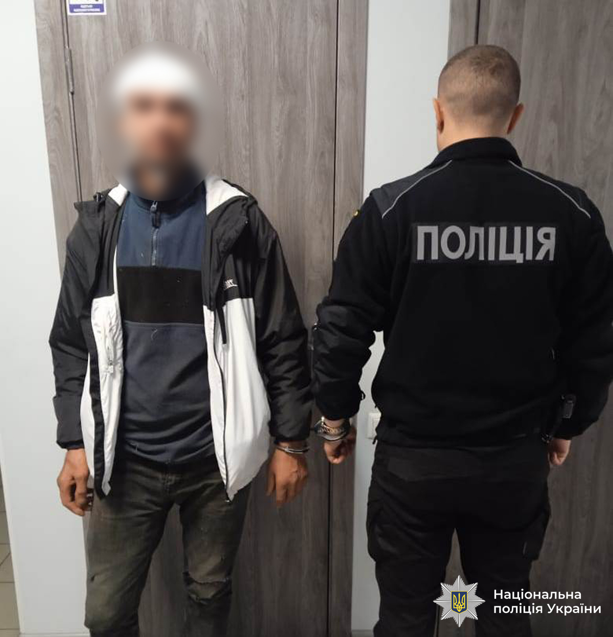 Злочин стався в ніч з 28 на 29 вересня в Тиврівській громаді Вінницького району. Під час суперечки 42-річний зловмисник кинув гранату у будинок опонента, де перебував, окрім господаря помешкання, ще один чоловік. Обох потерпілих госпіталізовано.

За попередніми даними слідства, затриманий прийшов до будинку одного з потерпілих, де між ними виник конфлікт на ґрунті давніх неприязних відносин. Суперечка переросла у бійку, після чого зловмисник дістав гранату та кинув її у приміщення. Вчинивши злочин, він утік, згодом фігуранта затримали поліцейські за місцем проживання.

Потерпілі, чоловіки віком 34 та 39 років, перебувають у лікарні. Загрози їхньому життю немає.

За процесуального керівництва Тиврівського відділу Вінницької окружної прокуратури зловмиснику повідомлено про підозру за ч. 2 ст. 15, п.п 1, 5 ч. 2 ст. 115 Кримінального кодексу України (замах на вбивство двох осіб) та вирішується питання щодо обрання запобіжного заходу. Санкція статті передбачає до 15 років позбавлення волі або довічне ув’язнення.

Тип вибухового пристрою та джерело його походження встановлюється.