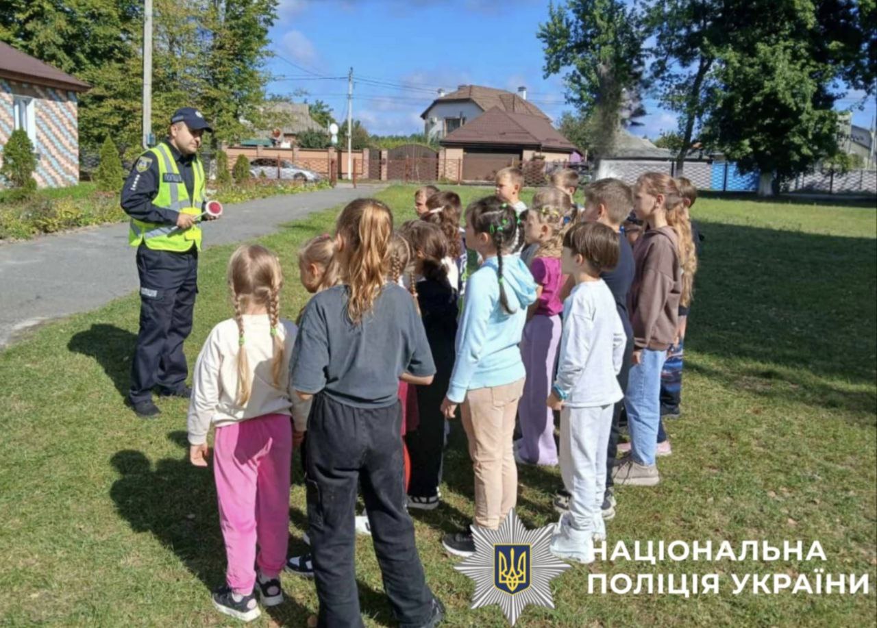 На фото зображені діти, які беруть участь у заходах із вивчення правил безпеки.
