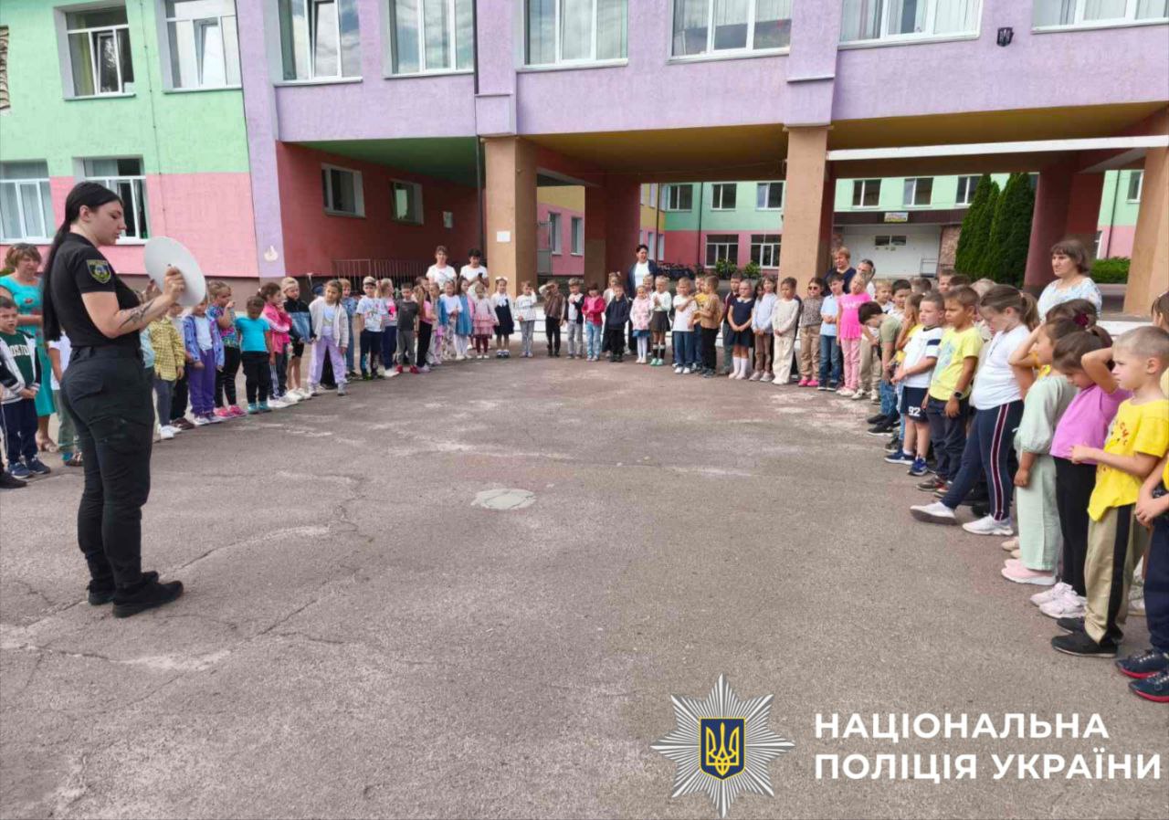 На фото зображені діти, які беруть участь у заходах із вивчення правил безпеки.