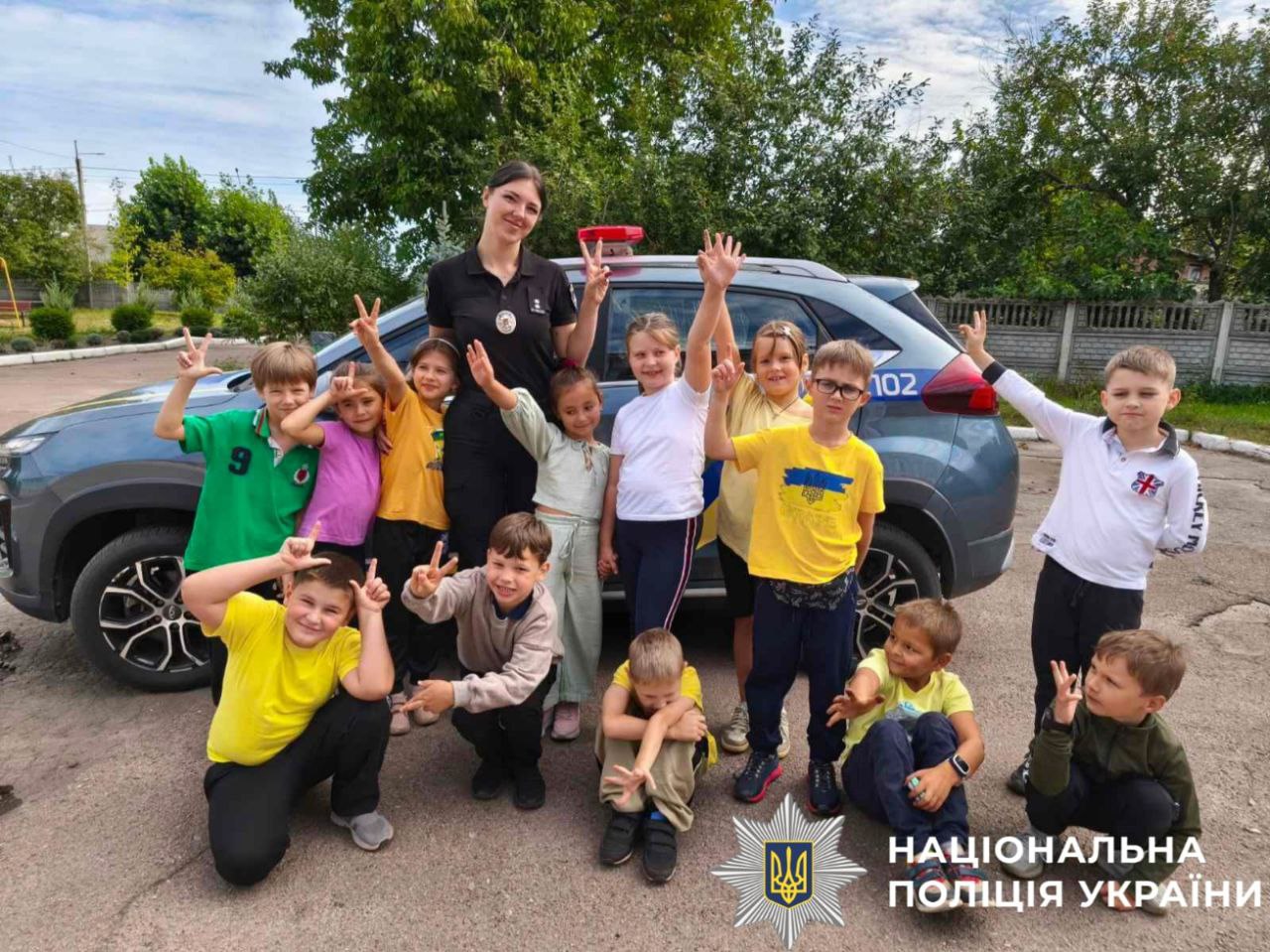 На фото зображені діти, які беруть участь у заходах із вивчення правил безпеки.