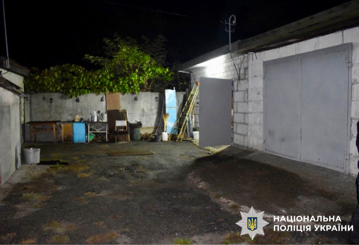 На фото зображено гаражне приміщення, що є місцем події.