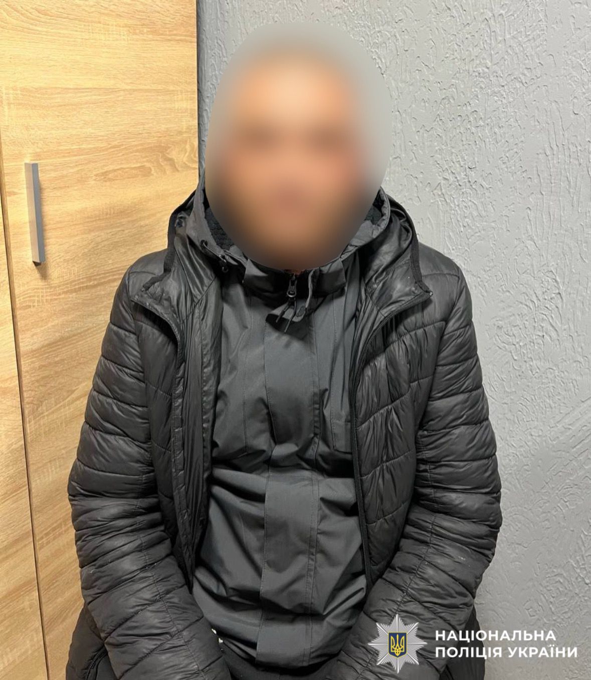 На фото зображений зловмисник, якому повідомлено про підозру за фактом вбивстіа жінки в Березані.
