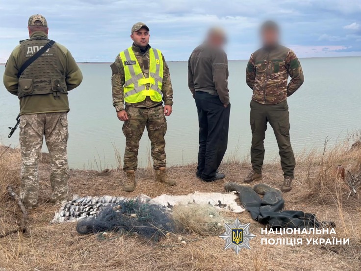 співробітник водної поліції Білгород-Дністровського районного відділу поліції із прикордонником та представником державної екологічної інспекції виявили на березі озера Алібей правопорушника, який займався виловом риби.