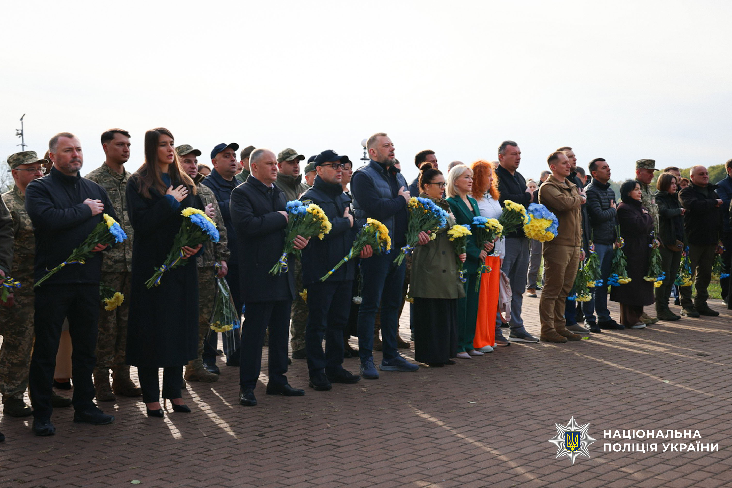 Покладання квітів біля Меморіального знаку до Дня захисників і захисниць