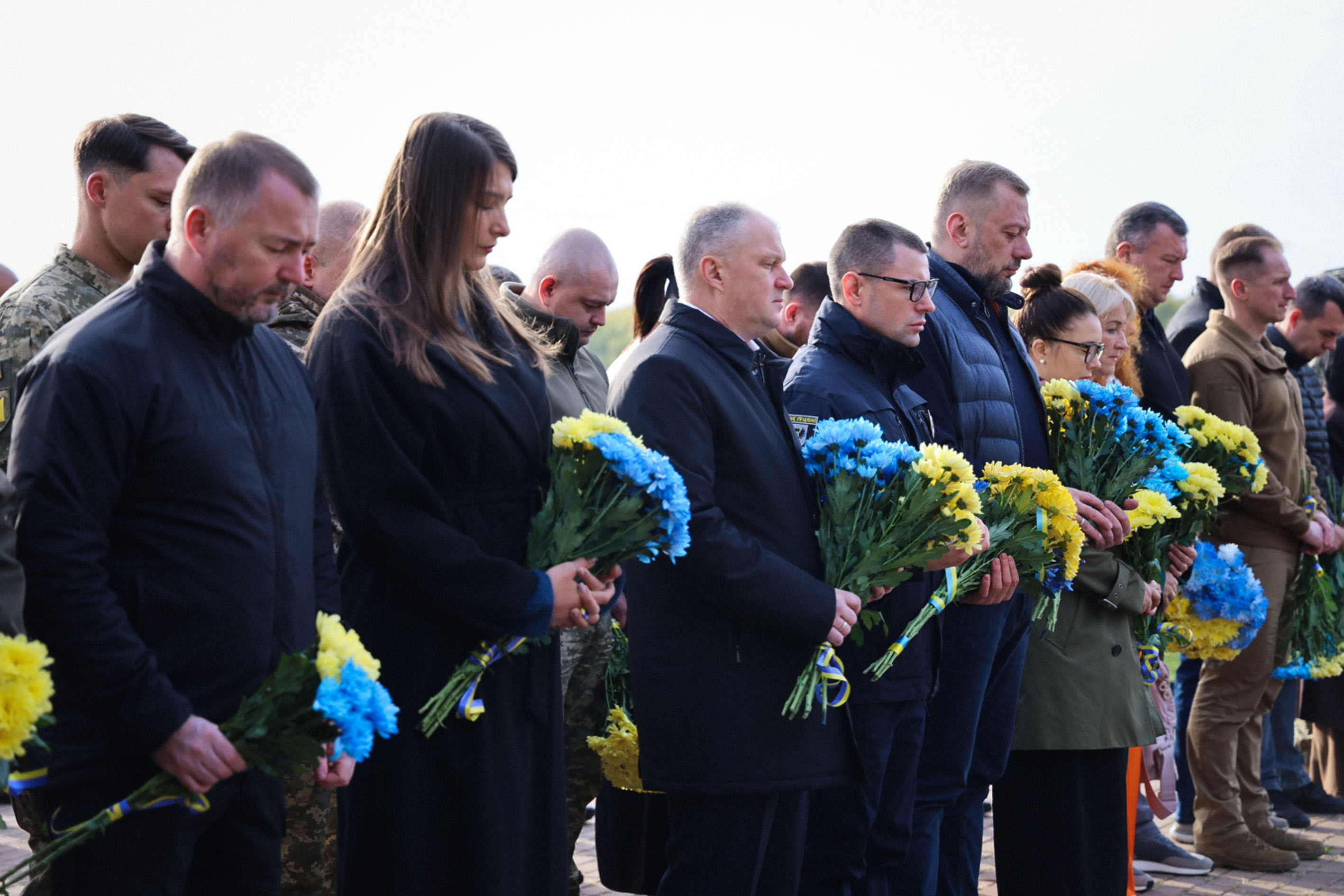 Покладання квітів біля Меморіального знаку до Дня захисників і захисниць
