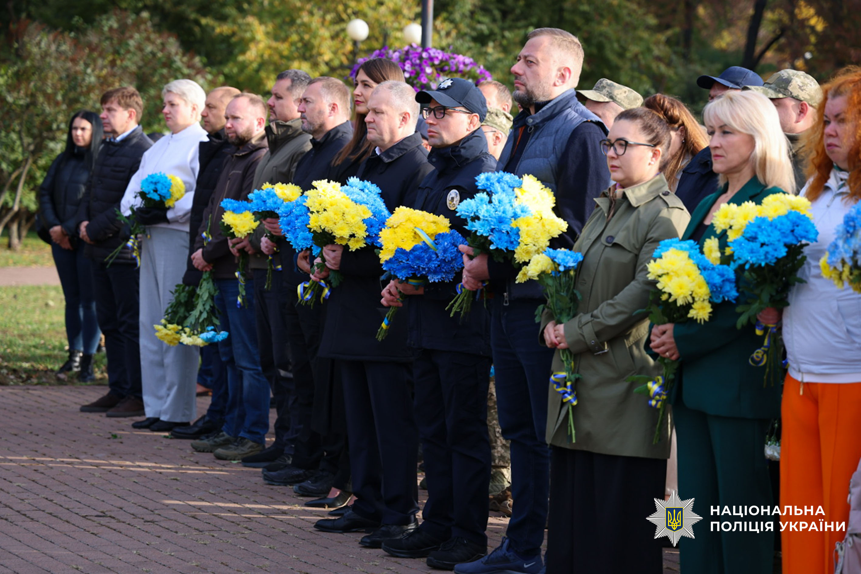 Покладання квітів біля Меморіального знаку до Дня захисників і захисниць