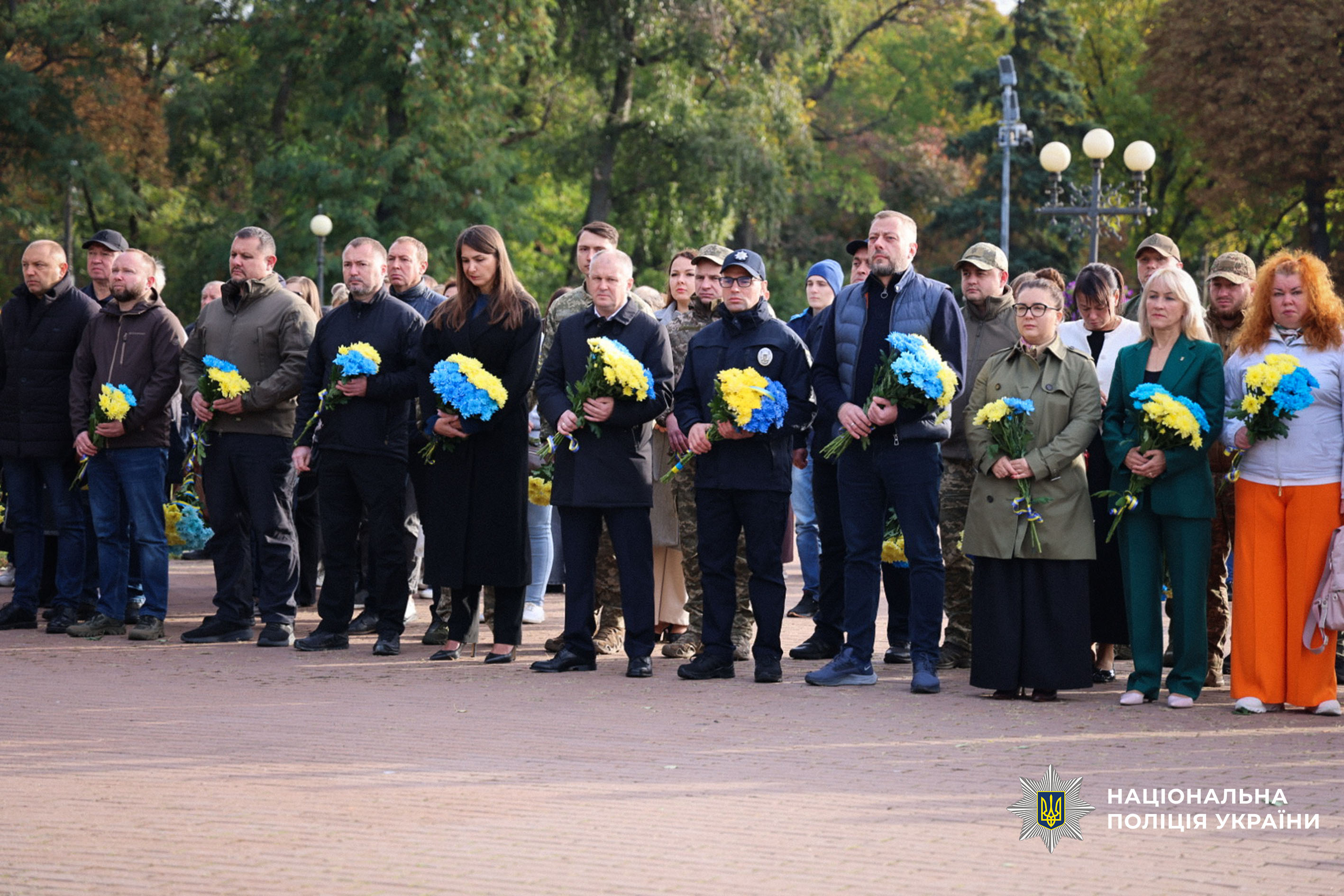 Покладання квітів біля Меморіального знаку до Дня захисників і захисниць