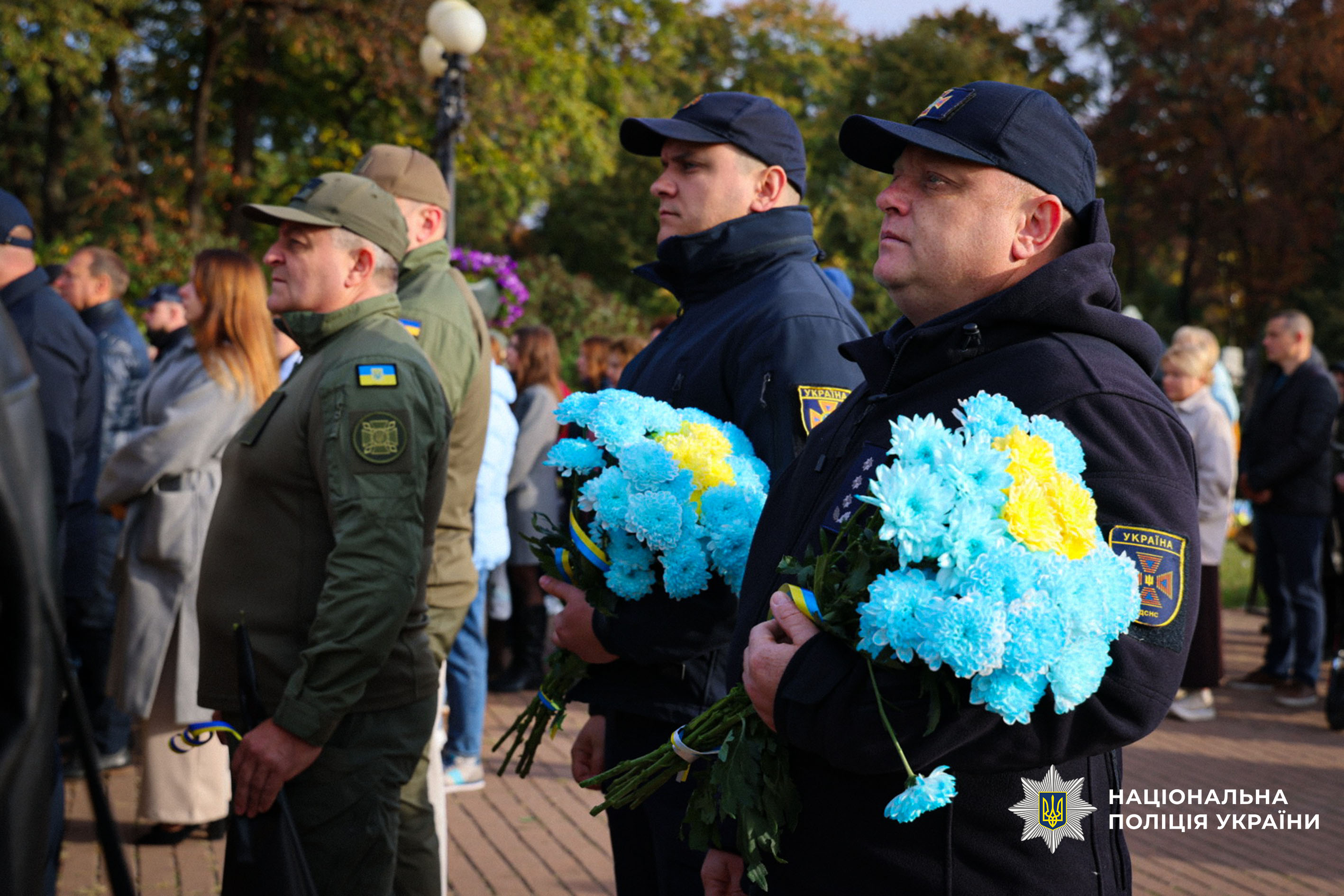 Покладання квітів біля Меморіального знаку до Дня захисників і захисниць