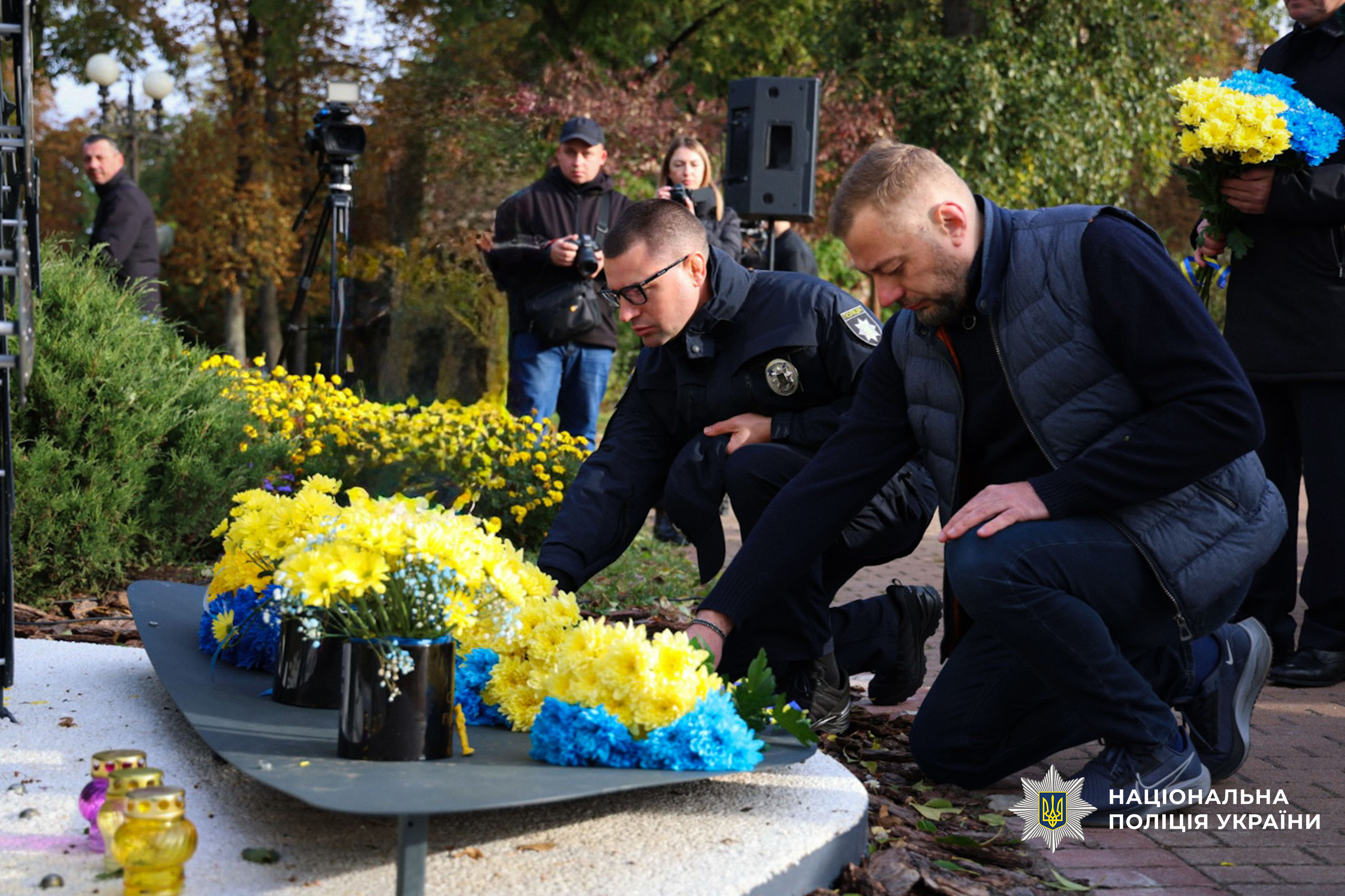 Покладання квітів біля Меморіального знаку до Дня захисників і захисниць