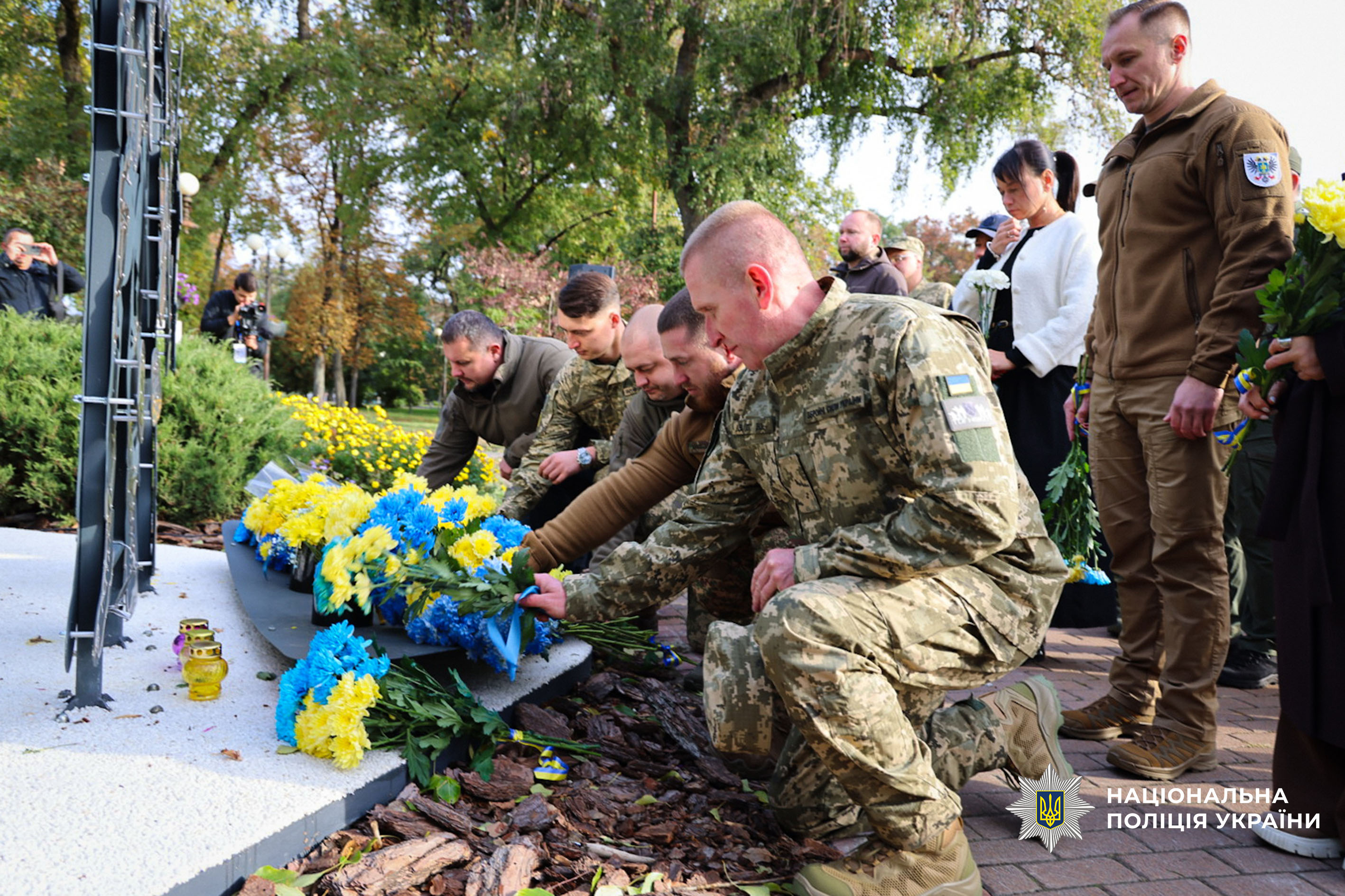 Покладання квітів біля Меморіального знаку до Дня захисників і захисниць