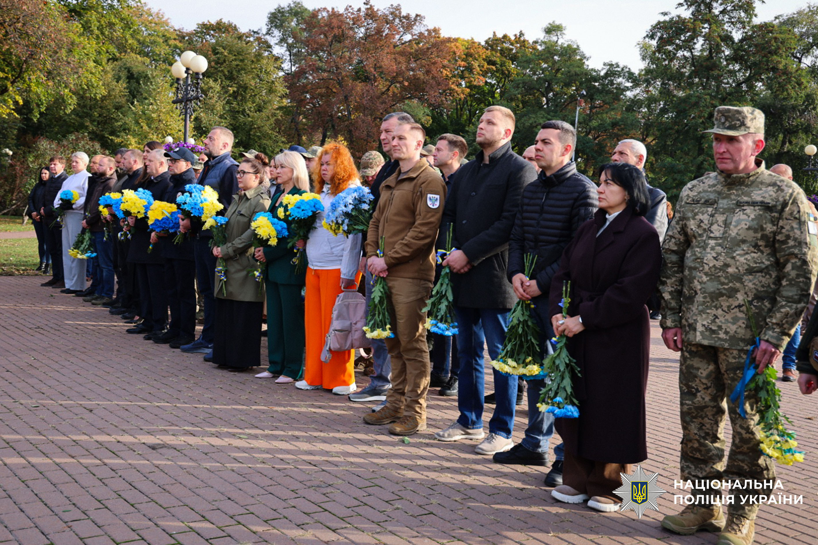 Покладання квітів біля Меморіального знаку до Дня захисників і захисниць