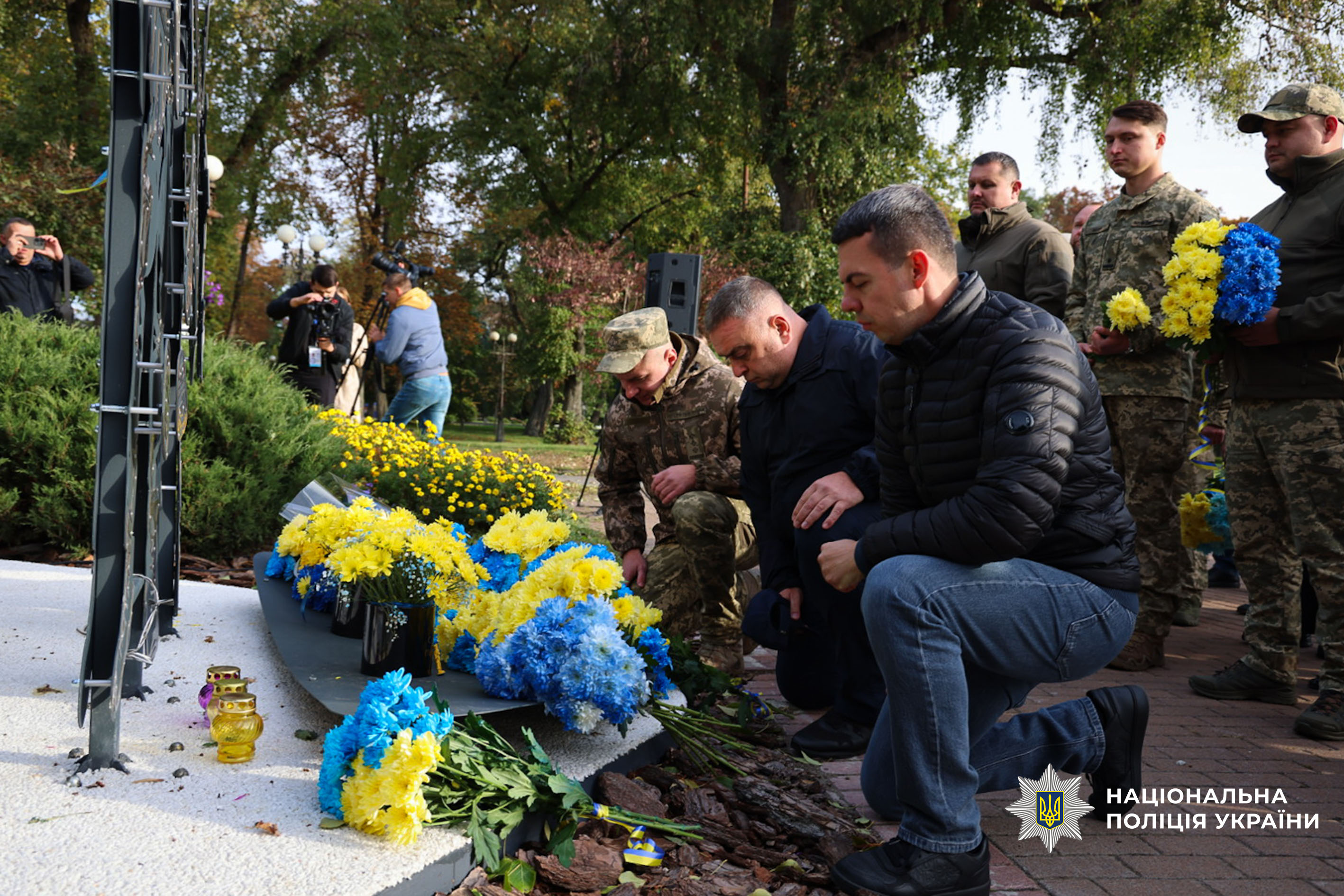 Покладання квітів біля Меморіального знаку до Дня захисників і захисниць