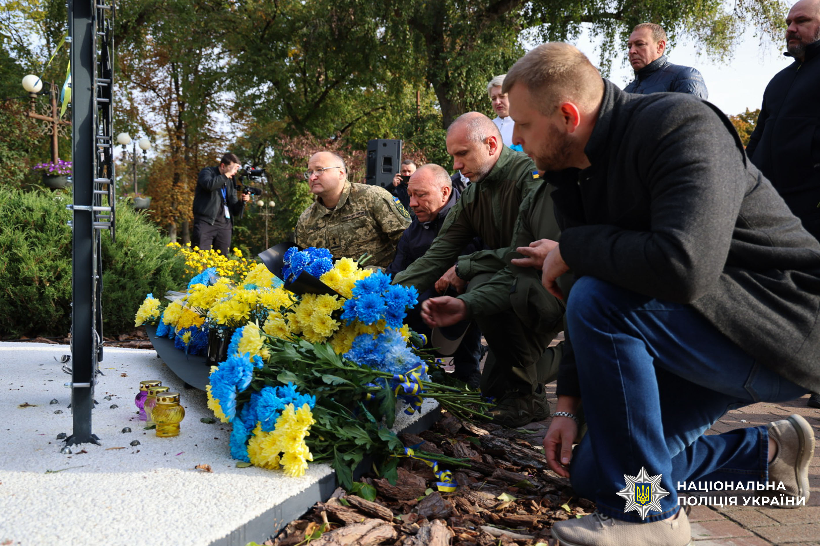 Покладання квітів біля Меморіального знаку до Дня захисників і захисниць