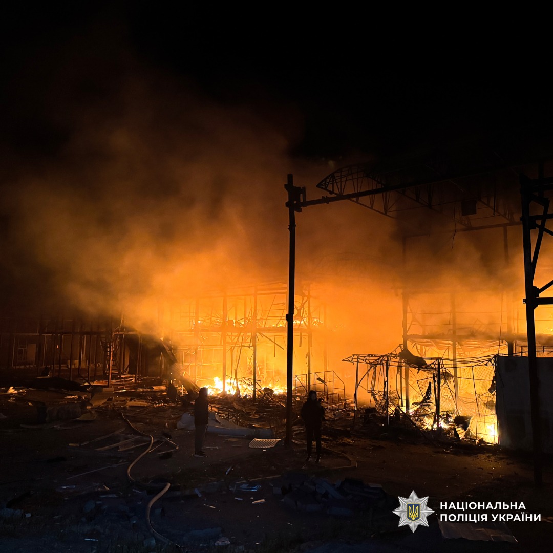 Горять торгові павільйони