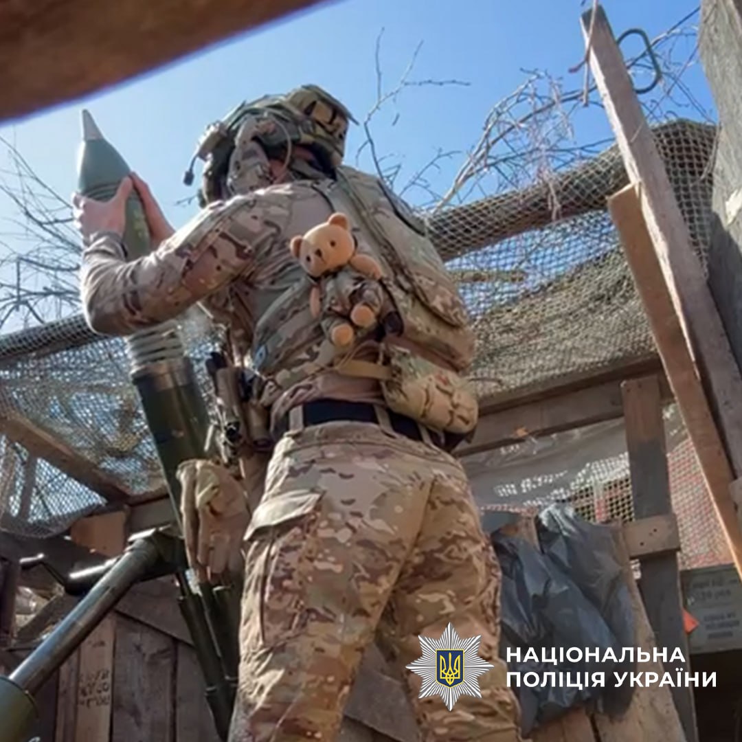 Боєць працює з мінометом на позиції
