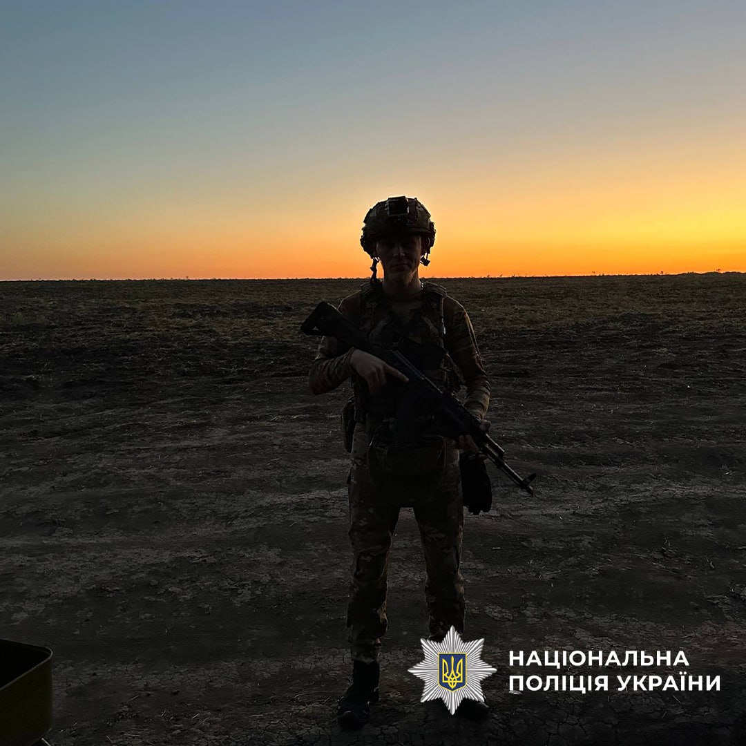 Боєць з автоматом у руках в полі