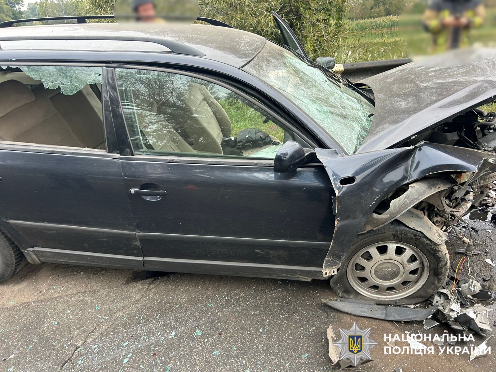 На фото зображено автомобіль, який є учасником ДТП.