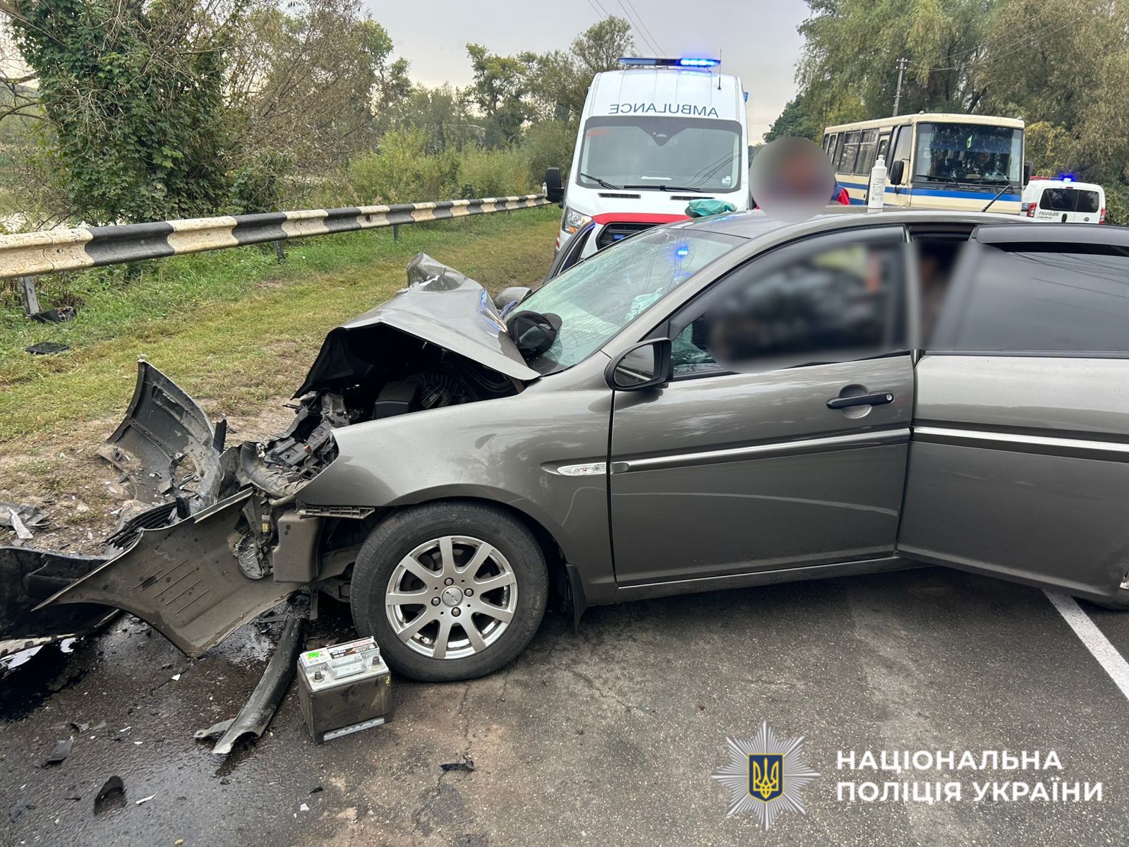 На фото зображено автомобіль, який є учасником ДТП.
